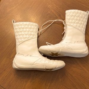 Helly J. Hansen lace up white leather snow boots size 6.5 10” shaft